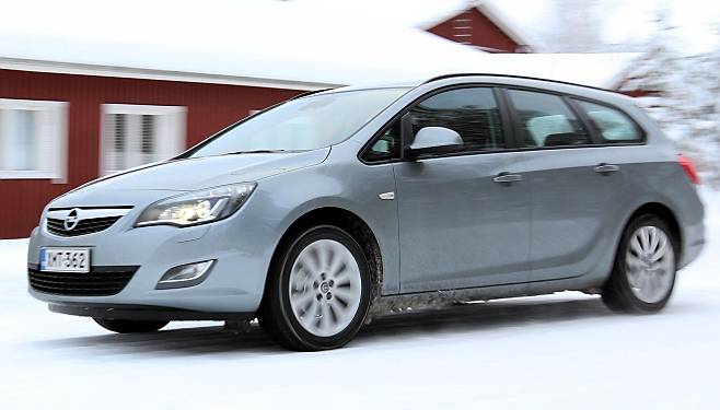 The best performer in 2010 is the Opel Astra going from 22 to 6 with 3043 