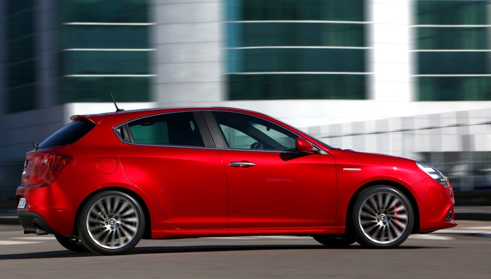 Excellent hold of the Alfa Romeo Giulietta which confirms 