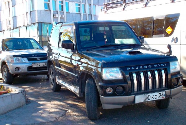 12 Mitsubishi Pajero Mini