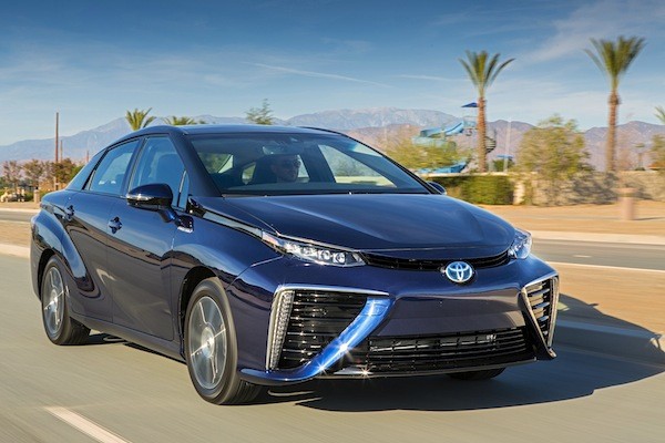 2016-toyota-mirai-front-three-quarter-in-motion