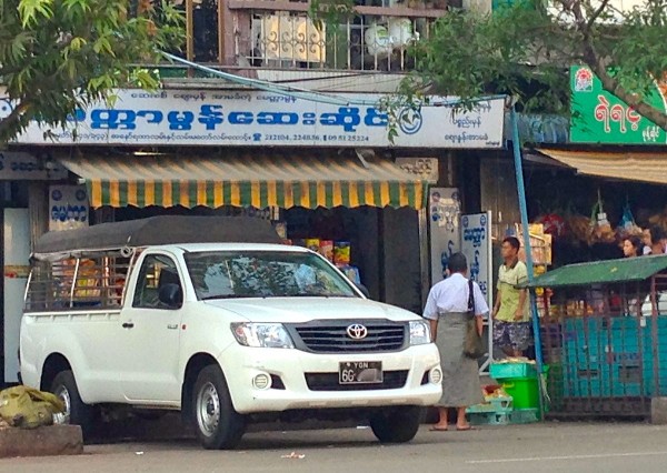 Toyota Hilux Yangon 2