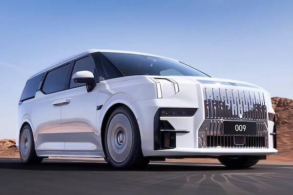 China new models February 2023: Zeekr 009 and Geely Panda